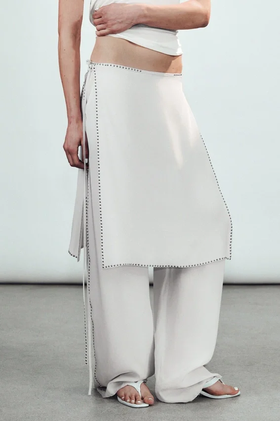 Locker sitzende Hose mit Nieten und mittlerer Leibhöhe – Off-White Locker sitzende Hose mit Nieten und mittlerer Leibhöhe – Off-White