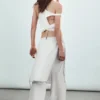 Locker sitzende Hose mit Nieten und mittlerer Leibhöhe – Off-White Locker sitzende Hose mit Nieten und mittlerer Leibhöhe – Off-White