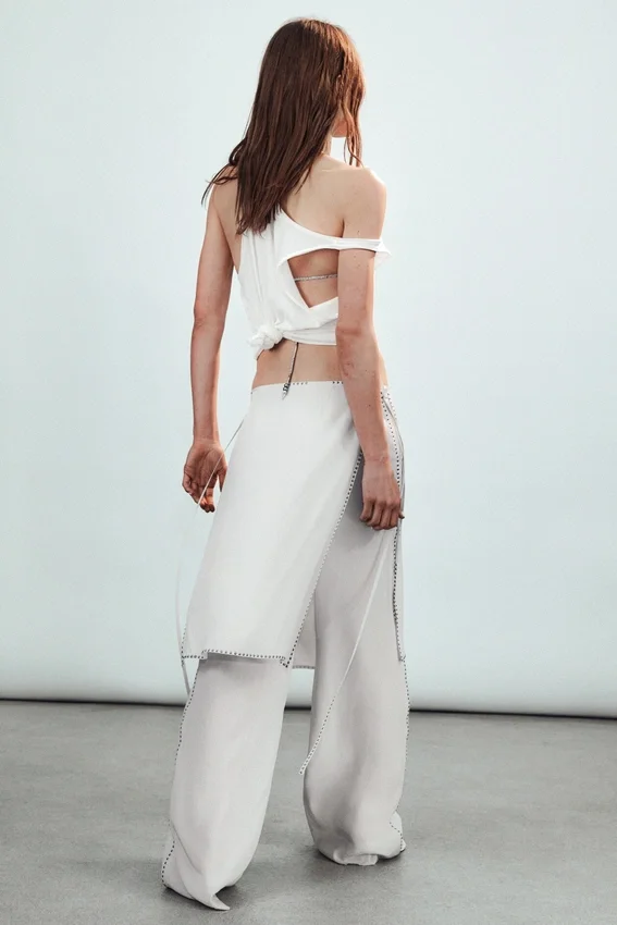 Locker sitzende Hose mit Nieten und mittlerer Leibhöhe – Off-White Locker sitzende Hose mit Nieten und mittlerer Leibhöhe – Off-White