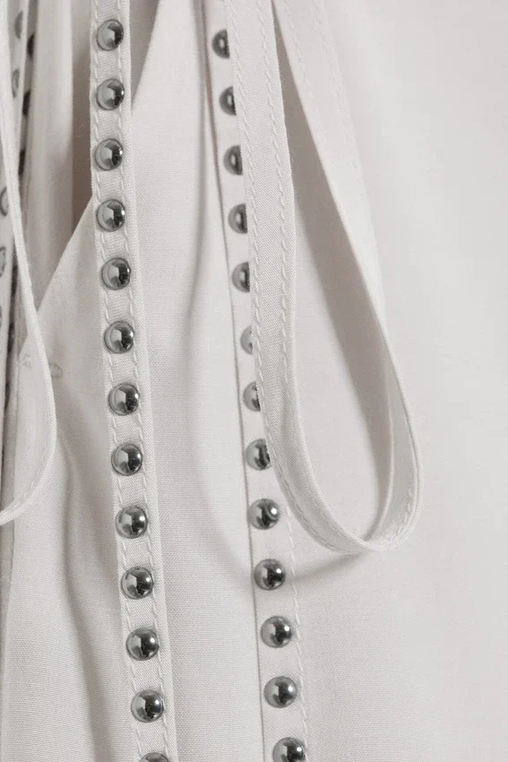 Locker sitzende Hose mit Nieten und mittlerer Leibhöhe – Off-White Locker sitzende Hose mit Nieten und mittlerer Leibhöhe – Off-White