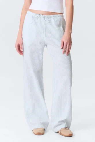 Locker sitzende Pull-on-Hose mit niedriger Leibhöhe – Weiß – Blaue Streifen Locker sitzende Pull-on-Hose mit niedriger Leibhöhe – Weiß – Blaue Streifen