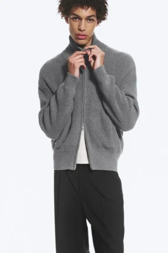 Locker sitzende Strickjacke mit hohem Kragen und Reißverschluss – Hellstaubgrau Locker sitzende Strickjacke mit hohem Kragen und Reißverschluss – Hellstaubgrau
