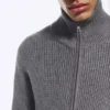 Locker sitzende Strickjacke mit hohem Kragen und Reißverschluss – Hellstaubgrau Locker sitzende Strickjacke mit hohem Kragen und Reißverschluss – Hellstaubgrau
