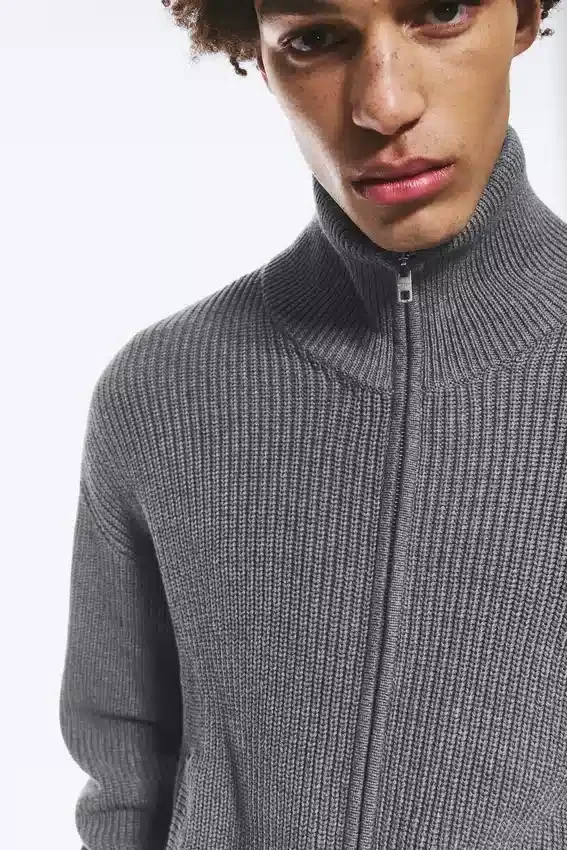 Locker sitzende Strickjacke mit hohem Kragen und Reißverschluss – Hellstaubgrau Locker sitzende Strickjacke mit hohem Kragen und Reißverschluss – Hellstaubgrau