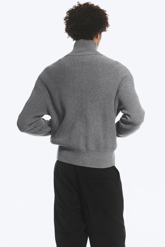 Locker sitzende Strickjacke mit hohem Kragen und Reißverschluss – Hellstaubgrau Locker sitzende Strickjacke mit hohem Kragen und Reißverschluss – Hellstaubgrau