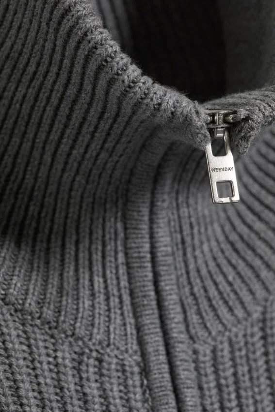 Locker sitzende Strickjacke mit hohem Kragen und Reißverschluss – Hellstaubgrau Locker sitzende Strickjacke mit hohem Kragen und Reißverschluss – Hellstaubgrau