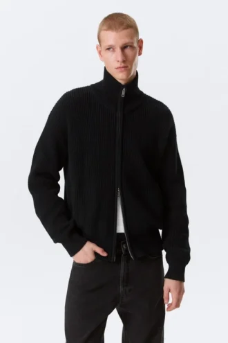Locker sitzende Strickjacke mit hohem Kragen und Reißverschluss – Schwarz Locker sitzende Strickjacke mit hohem Kragen und Reißverschluss – Schwarz