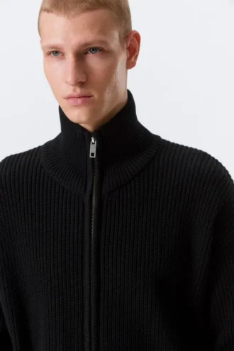 Locker sitzende Strickjacke mit hohem Kragen und Reißverschluss – Schwarz Locker sitzende Strickjacke mit hohem Kragen und Reißverschluss – Schwarz