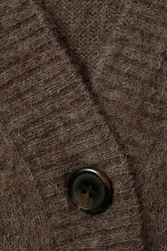 Locker sitzende Strickjacke mit V-Ausschnitt aus Mohairmischung – Dunkelbraun meliert Locker sitzende Strickjacke mit V-Ausschnitt aus Mohairmischung – Dunkelbraun meliert
