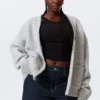 Locker sitzende Strickjacke mit V-Ausschnitt – Grau meliert Locker sitzende Strickjacke mit V-Ausschnitt – Grau meliert