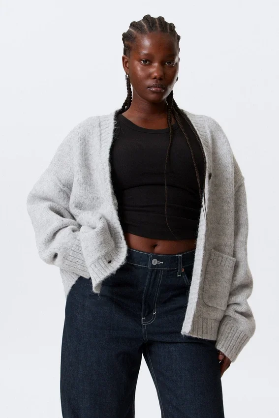Locker sitzende Strickjacke mit V-Ausschnitt – Grau meliert Locker sitzende Strickjacke mit V-Ausschnitt – Grau meliert