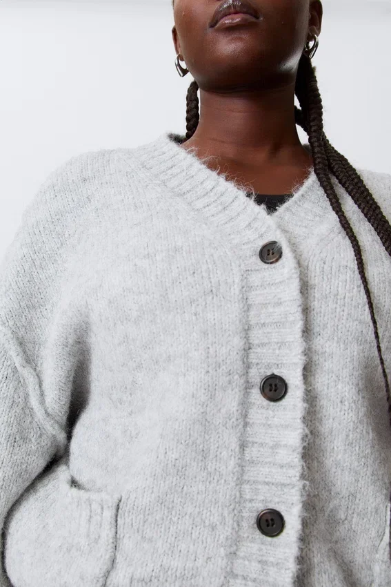 Locker sitzende Strickjacke mit V-Ausschnitt – Grau meliert Locker sitzende Strickjacke mit V-Ausschnitt – Grau meliert