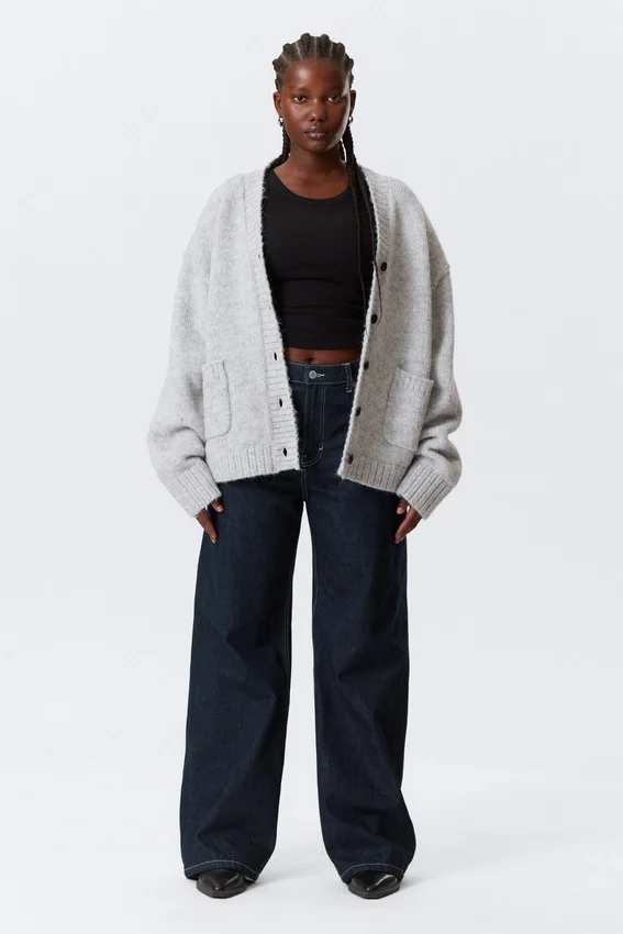 Locker sitzende Strickjacke mit V-Ausschnitt – Grau meliert Locker sitzende Strickjacke mit V-Ausschnitt – Grau meliert