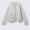 Locker sitzende Strickjacke mit V-Ausschnitt – Grau meliert Locker sitzende Strickjacke mit V-Ausschnitt – Grau meliert