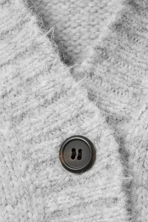 Locker sitzende Strickjacke mit V-Ausschnitt – Grau meliert Locker sitzende Strickjacke mit V-Ausschnitt – Grau meliert