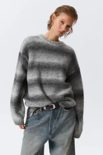 Locker sitzender, melierter Strickpullover – Grau meliert