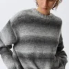 Locker sitzender, melierter Strickpullover – Grau meliert