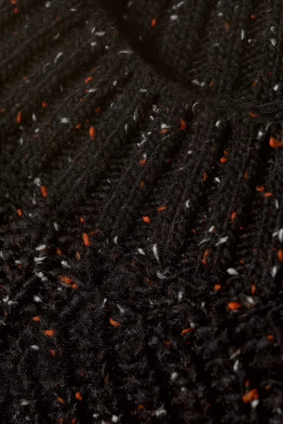 Locker sitzender Pullover aus genoppter Strickware – Schwarz Locker sitzender Pullover aus genoppter Strickware – Schwarz