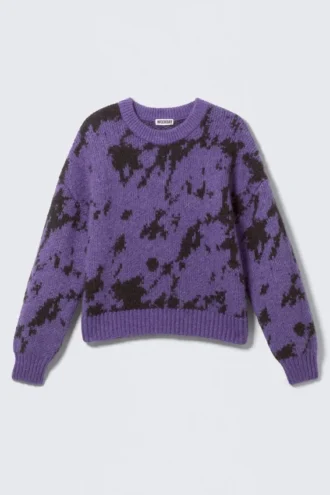 Locker sitzender Pullover aus Wollmischung mit Print – Lila – Abstraktes Schwarz