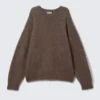 Locker sitzender Pullover mit Rundhalsausschnitt und Rippmuster – Braun