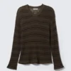 Locker sitzender Strickpullover mit V-Ausschnitt – gestreift, dunkelbraun Locker sitzender Strickpullover mit V-Ausschnitt – gestreift, dunkelbraun