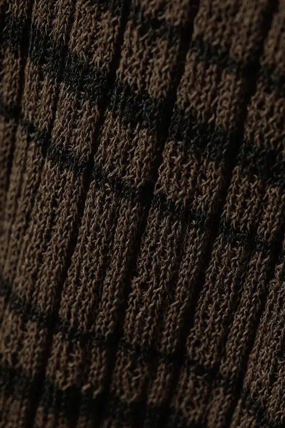 Locker sitzender Strickpullover mit V-Ausschnitt – gestreift, dunkelbraun Locker sitzender Strickpullover mit V-Ausschnitt – gestreift, dunkelbraun