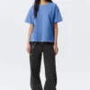 Locker sitzendes, kastenförmiges Baumwoll-T-Shirt – gewaschenes Blau
