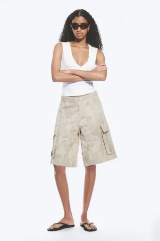 Lockere Cargo-Shorts mit niedriger Leibhöhe – Hellbeige – Camouflage