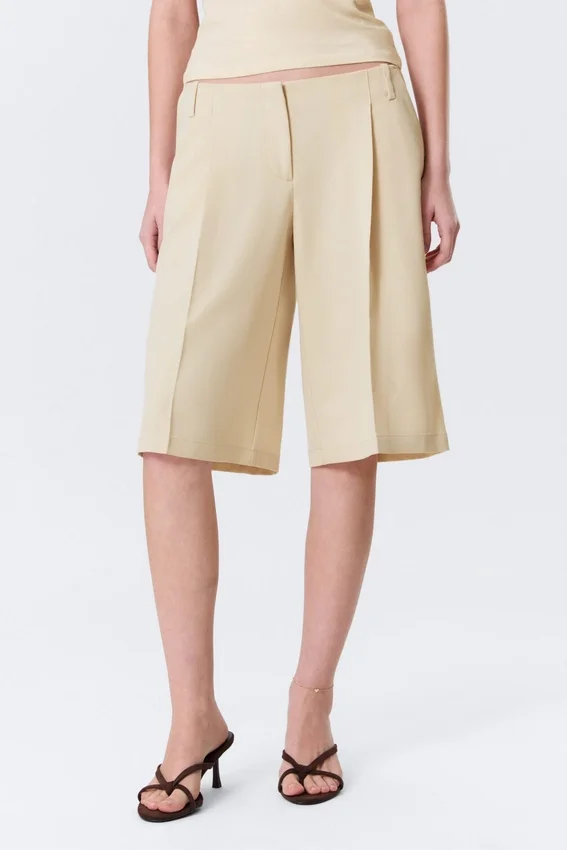 Lockere Dreiviertel-Anzugshorts mit niedriger Leibhöhe – Hellbeige Lockere Dreiviertel-Anzugshorts mit niedriger Leibhöhe – Hellbeige