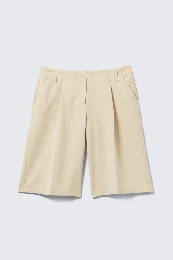 Lockere Dreiviertel-Anzugshorts mit niedriger Leibhöhe – Hellbeige Lockere Dreiviertel-Anzugshorts mit niedriger Leibhöhe – Hellbeige