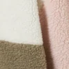 Lockere Fleece-Jacke mit Reißverschluss – Weiß/Khaki/Rosa Lockere Fleece-Jacke mit Reißverschluss – Weiß/Khaki/Rosa