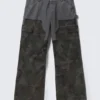 Lockere Patchwork-Cargo-Hose – Dusty Blue & Camo Lockere Patchwork-Cargo-Hose – Dusty Blue & Camo