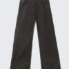 Lockere Straight-Jeans mit normaler Taillenhöhe – Extra Black Rinse | Cheap Monday GB