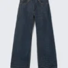 Lockere Straight-Jeans mit normaler Taillenhöhe – Extra Blue Rinse – Mittelblau | Cheap Monday Gb