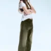 Lockere Straight-Jeans mit normaler Taillenhöhe – Tiefgrün – Khakigrün | Cheap Monday GB
