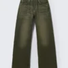 Lockere Straight-Jeans mit normaler Taillenhöhe – Tiefgrün – Khakigrün | Cheap Monday GB