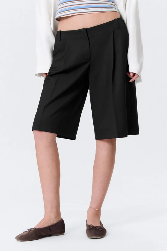 Lockere, tief sitzende Dreiviertel-Anzugshorts – Schwarz Lockere, tief sitzende Dreiviertel-Anzugshorts – Schwarz