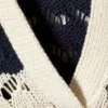 Lockerer Pullover mit offenem Strickmuster – Weiß-dunkelblau gestreift Lockerer Pullover mit offenem Strickmuster – Weiß-dunkelblau gestreift