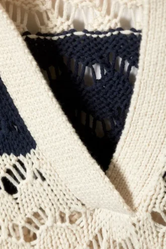 Lockerer Pullover mit offenem Strickmuster – Weiß-dunkelblau gestreift
