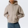 Lockerer Scuba-Kapuzenpullover mit hohem Kragen und Reißverschluss – Light Dusty Mole