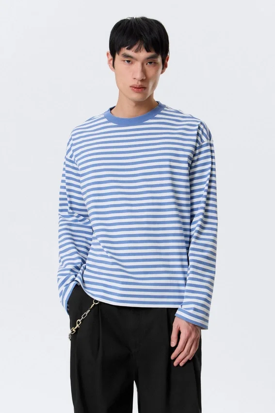 Lockeres, kastenförmiges Langarmshirt – Blau-weiß gestreift Lockeres, kastenförmiges Langarmshirt – Blau-weiß gestreift