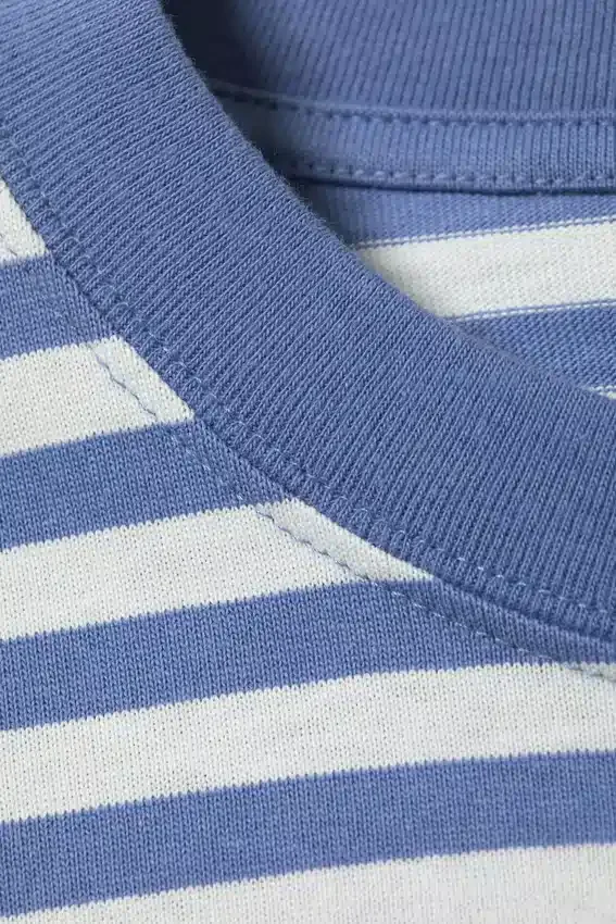 Lockeres, kastenförmiges Langarmshirt – Blau-weiß gestreift Lockeres, kastenförmiges Langarmshirt – Blau-weiß gestreift