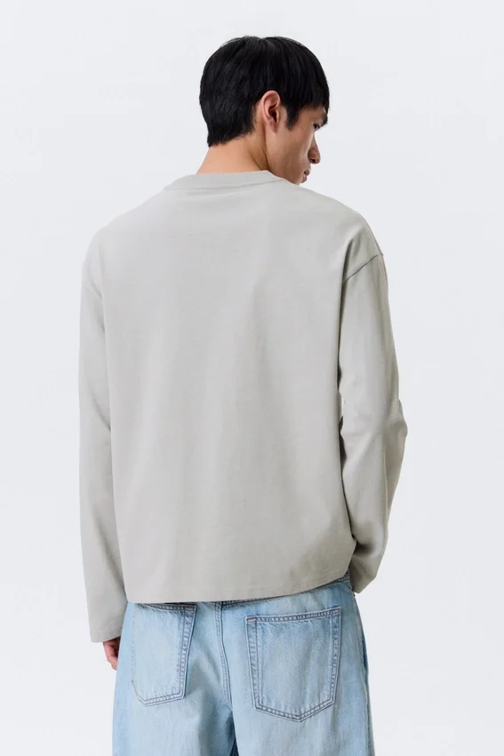 Lockeres, kastenförmiges Langarmshirt – Hellstaubgrau Lockeres, kastenförmiges Langarmshirt – Hellstaubgrau