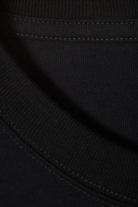 Lockeres, kastenförmiges Langarmshirt – Schwarz Lockeres, kastenförmiges Langarmshirt – Schwarz