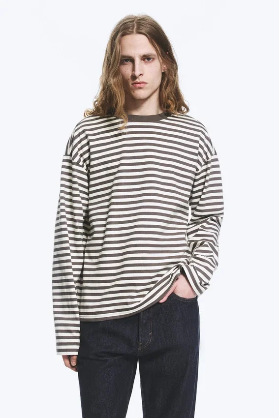 Lockeres, kastenförmiges Langarmshirt – Weiß – Braune Streifen Lockeres, kastenförmiges Langarmshirt – Weiß – Braune Streifen