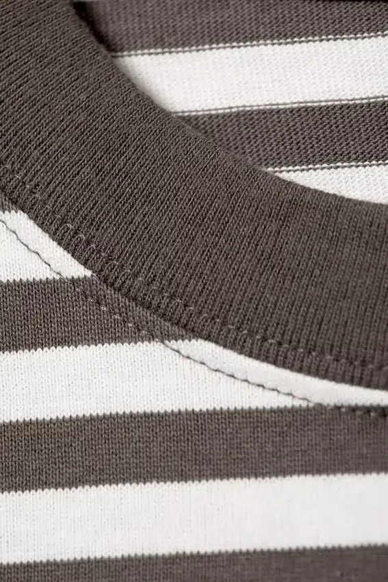 Lockeres, kastenförmiges Langarmshirt – Weiß – Braune Streifen Lockeres, kastenförmiges Langarmshirt – Weiß – Braune Streifen