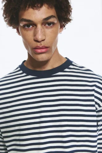 Lockeres, kastenförmiges Langarmshirt – Weiß- und Marineblau-Streifen