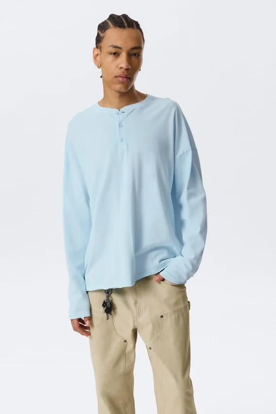Lockeres langärmeliges Henley-T-Shirt – Hellblau Lockeres langärmeliges Henley-T-Shirt – Hellblau