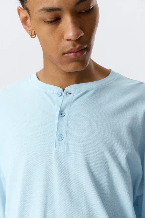 Lockeres langärmeliges Henley-T-Shirt – Hellblau Lockeres langärmeliges Henley-T-Shirt – Hellblau