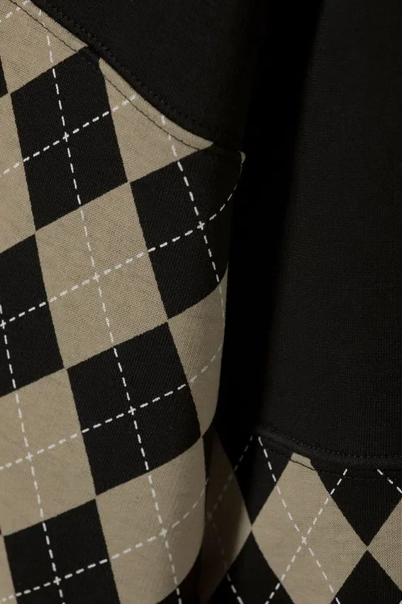 Lockeres Polo-Sweatshirt mit Print – Schwarz – Argyle-Einsatz Lockeres Polo-Sweatshirt mit Print – Schwarz – Argyle-Einsatz